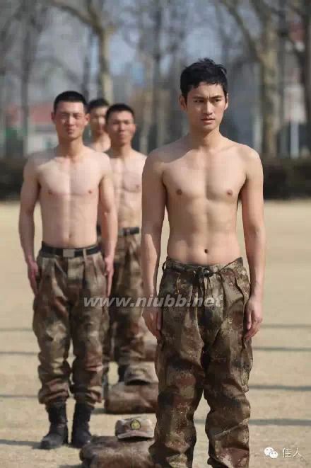 张丰毅快六十岁了，八块腹肌秒杀90后小鲜肉！_张丰毅 同志